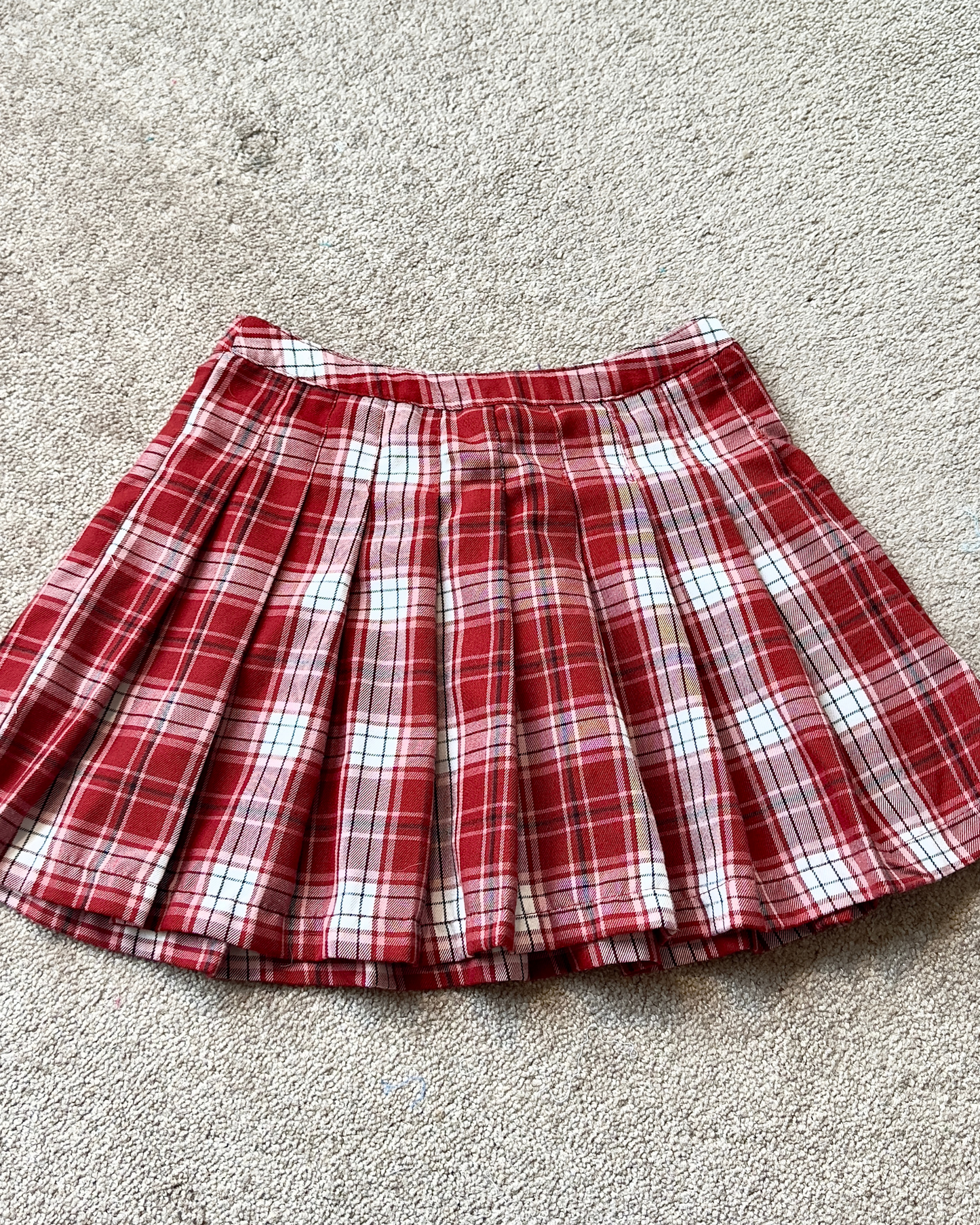 s | red pleated plaid skirt